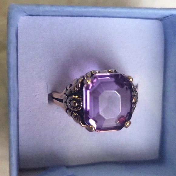 Elegant Purple Gemstone Ring - Picture 3 of 4